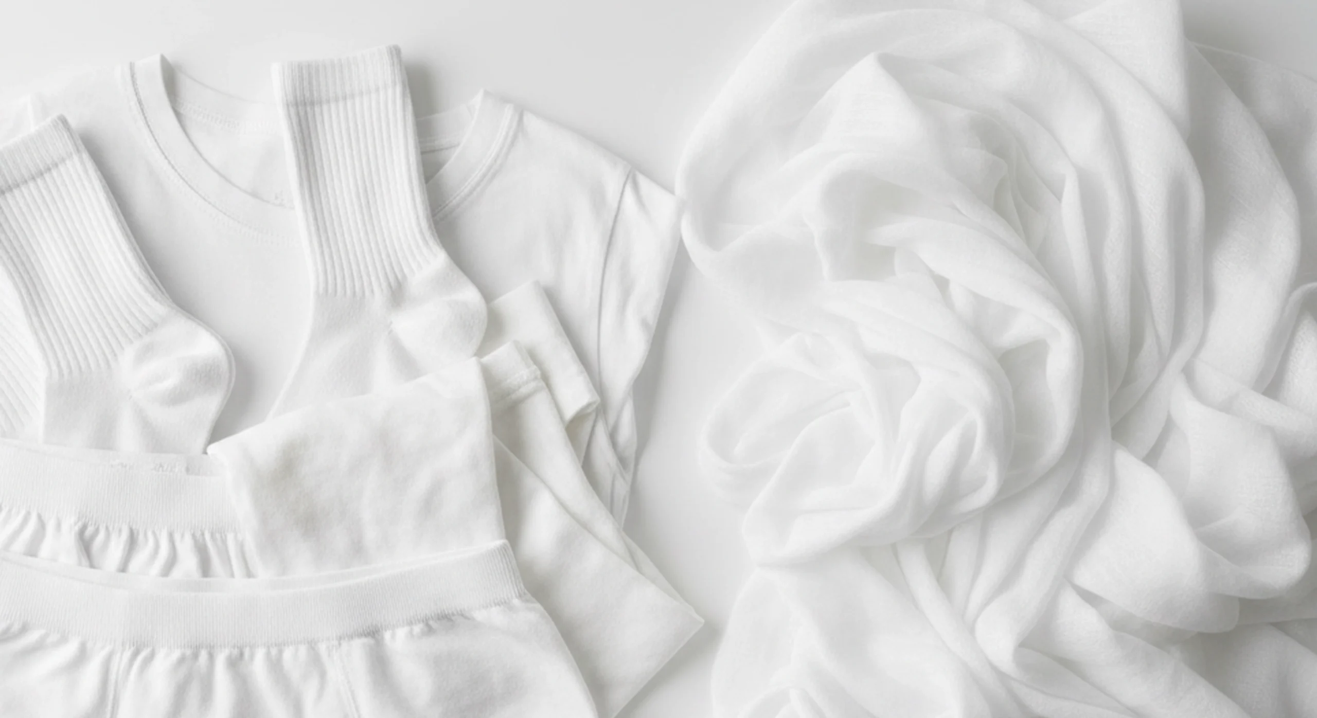 Białe ubrania i tkaniny na stole